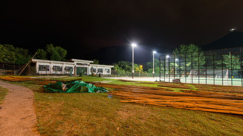 夜闌人靜少年在纜車底下的東涌區康樂中心傍邊足球場踢波